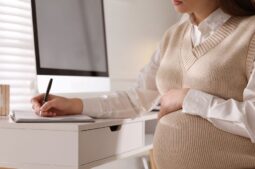 Lavoro notturno e maternità: come può influenzare fertilità e gravidanza